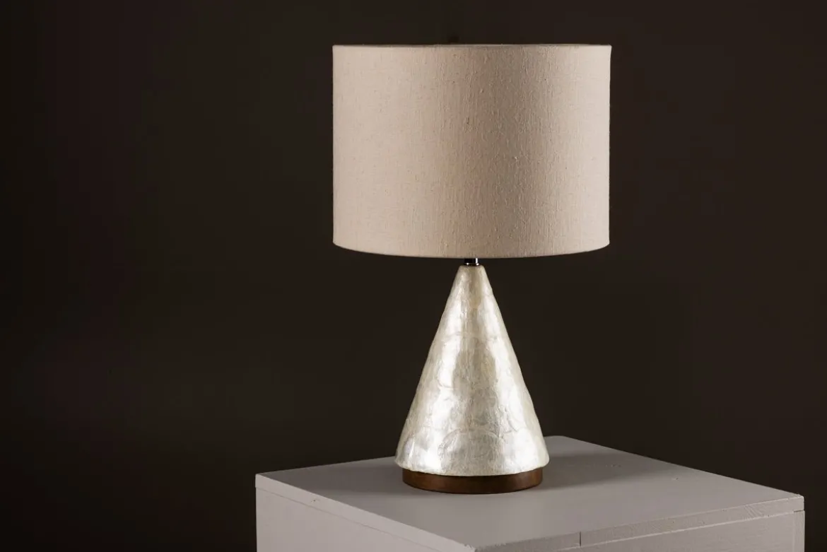 Tischlampe „Pyramidea“ – Elegantes Design aus Capiz & Jute in Hellgrau
