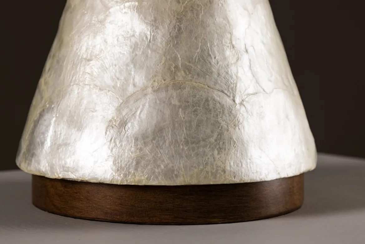 Tischlampe „Pyramidea“ – Elegantes Design aus Capiz & Jute in Hellgrau