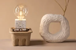 Tischlampe „Ricardo“ – Nordisches Design mit Terrazzo-Sockel in Würfelform