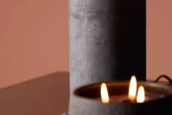 Tischlampe „Siv“ – Betonfuß & schwarzer Stoffschirm