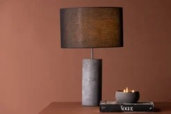 Tischlampe „Siv“ – Betonfuß & schwarzer Stoffschirm