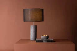Tischlampe „Siv“ – Betonfuß & schwarzer Stoffschirm