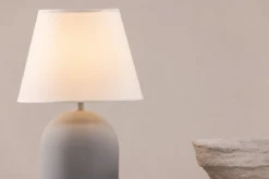 Tischlampe „Stenljus“ – Grau-matter Betonfuß mit weißem Leinen-Lampenschirm