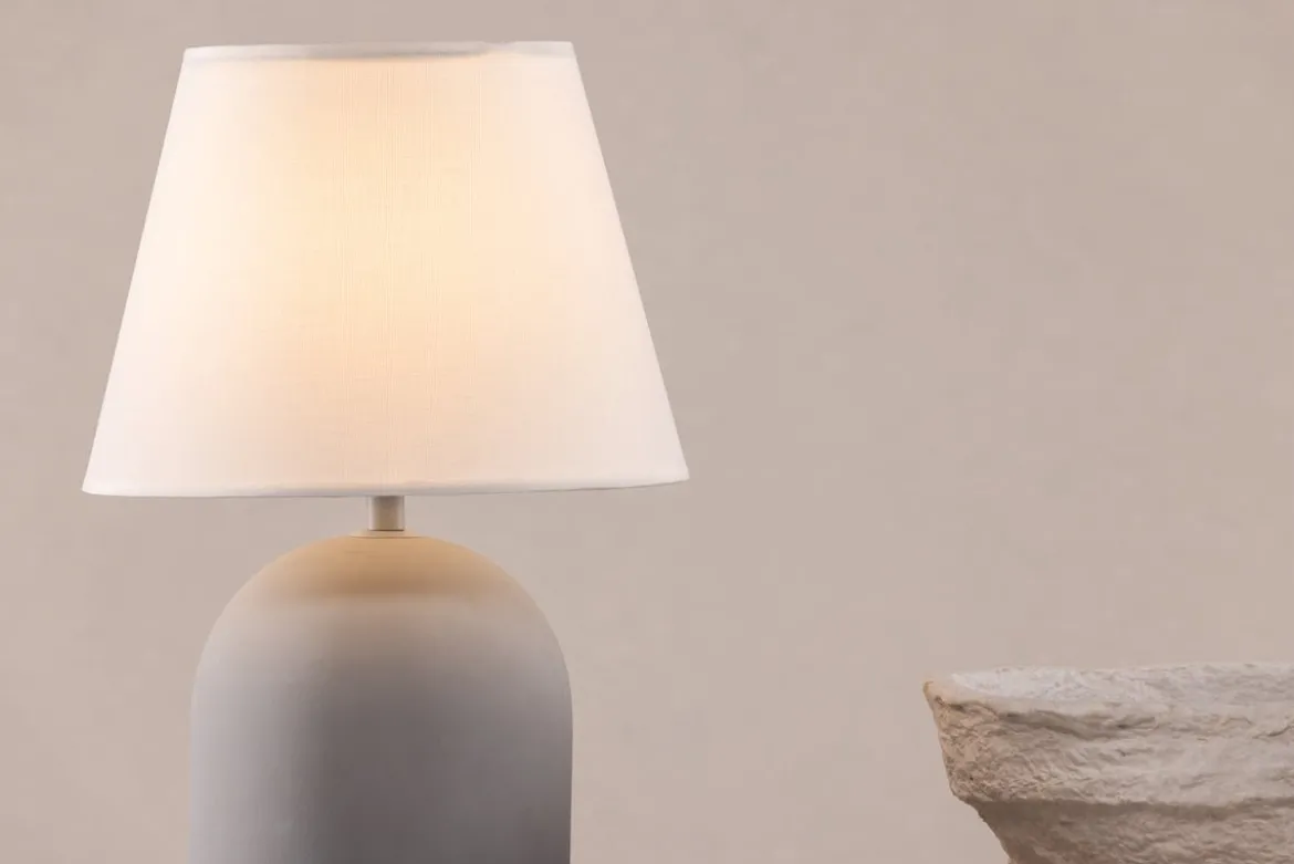 Tischlampe „Stenljus“ – Grau-matter Betonfuß mit weißem Leinen-Lampenschirm
