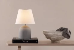 Tischlampe „Stenljus“ – Grau-matter Betonfuß mit weißem Leinen-Lampenschirm