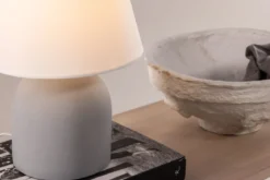 Tischlampe „Stenljus“ – Grau-matter Betonfuß mit weißem Leinen-Lampenschirm