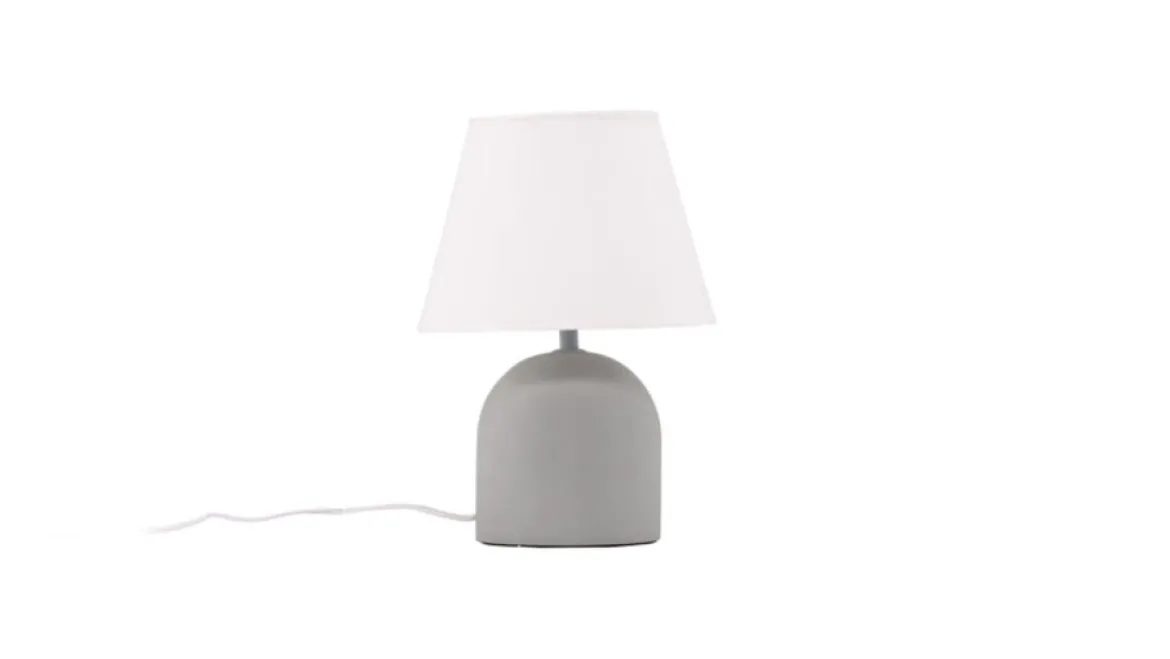 Tischlampe „Stenljus“ – Grau-matter Betonfuß mit weißem Leinen-Lampenschirm