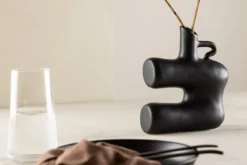 Vase Calvera 19 cm – Skulpturales Designobjekt in Weiß oder Schwarz