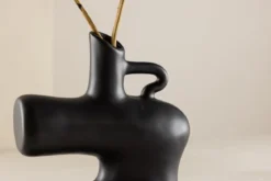 Vase Calvera 19 cm – Skulpturales Designobjekt in Weiß oder Schwarz