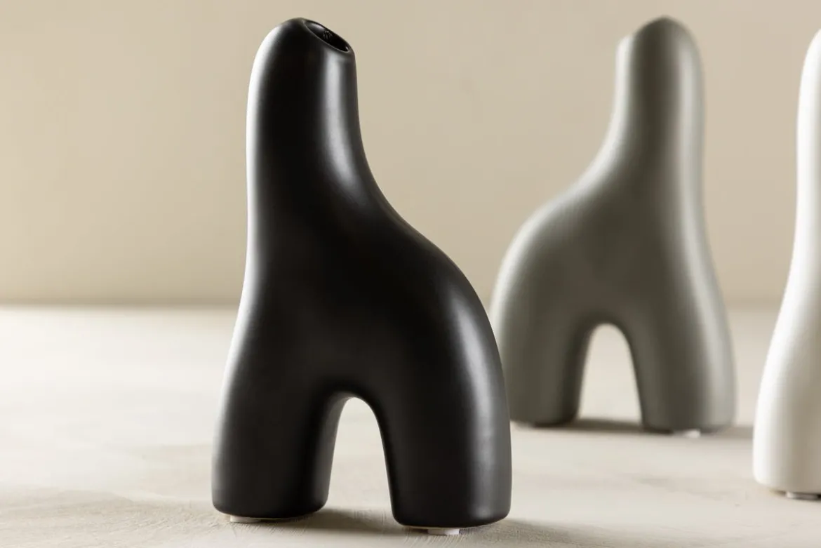 Vase Noara 16 cm – Skulpturales Designobjekt aus Steingut