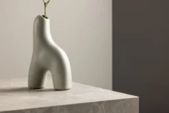 Vase Noara 16 cm – Skulpturales Designobjekt aus Steingut
