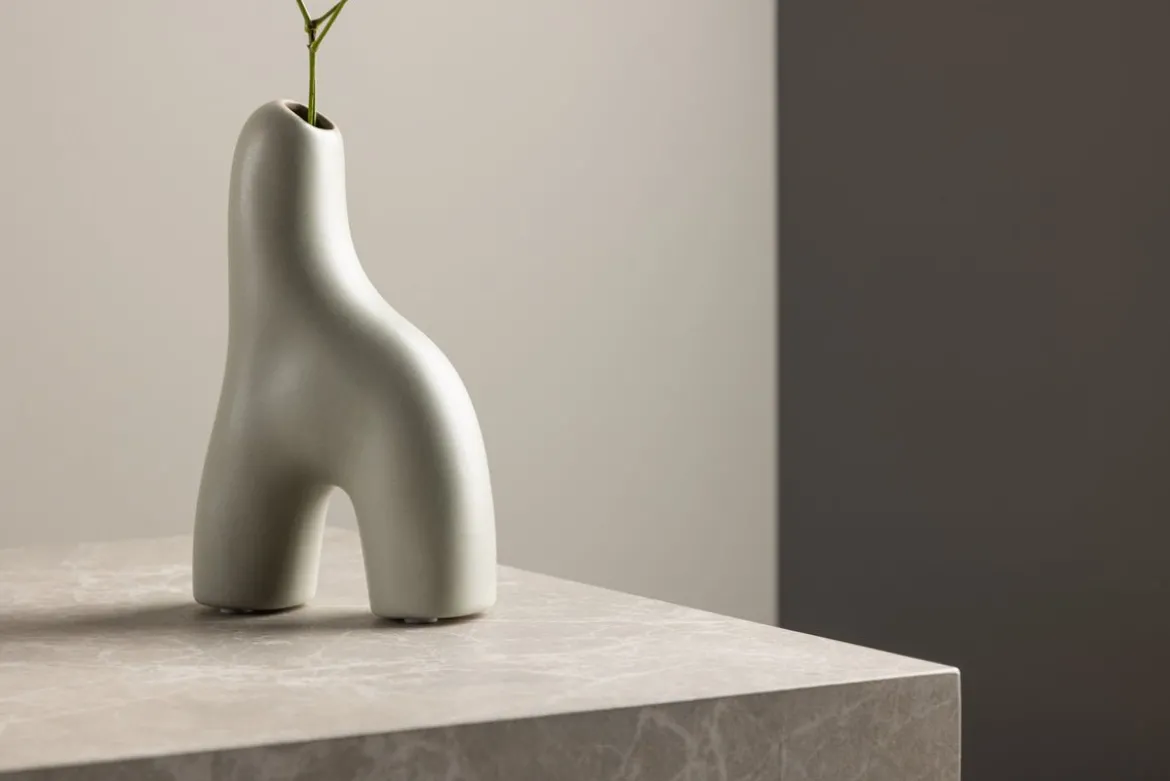 Vase Noara 16 cm – Skulpturales Designobjekt aus Steingut