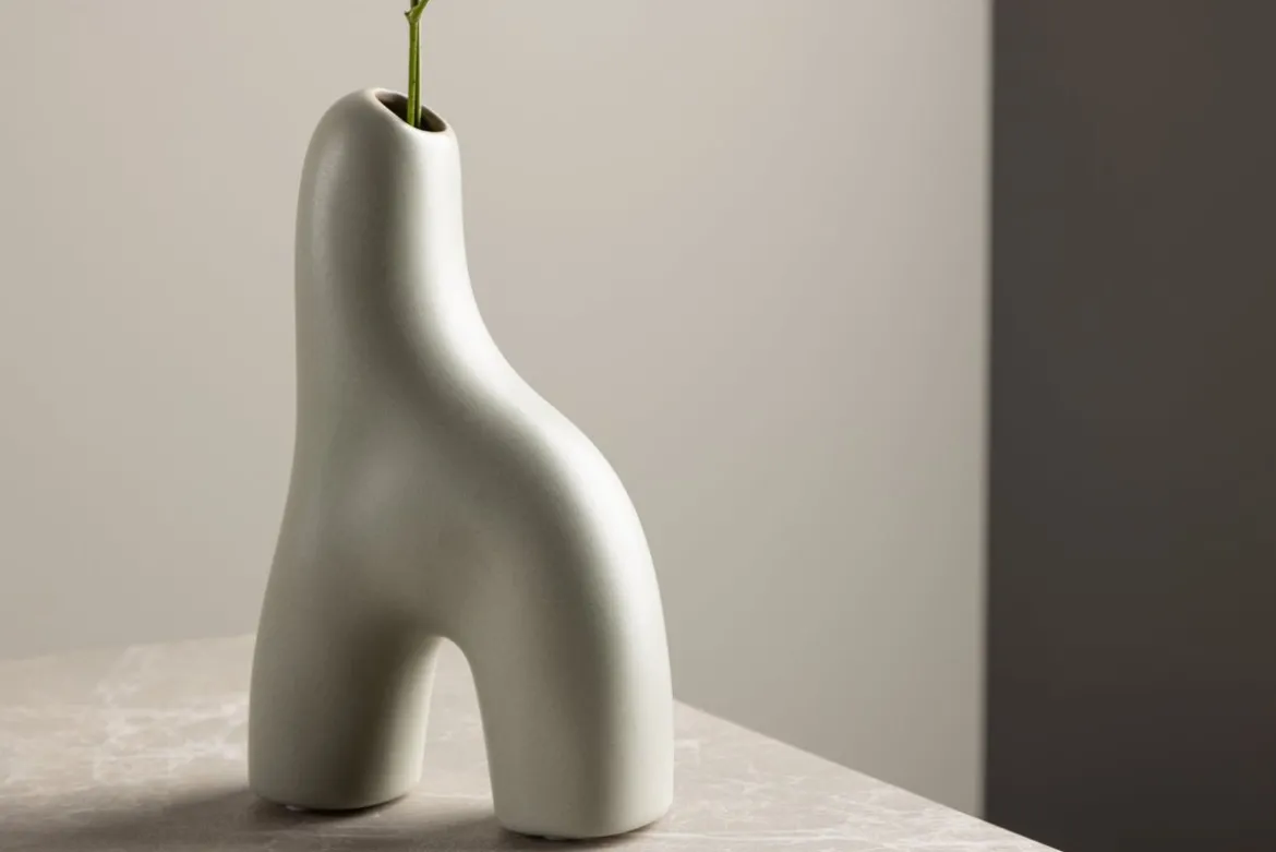 Vase Noara 16 cm – Skulpturales Designobjekt aus Steingut