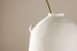 Vase Nuvio 28 cm – Zeitlose Eleganz in Weiß oder Schwarz