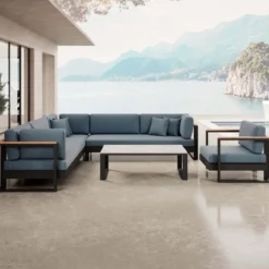 Vayla III – Loungegruppe mit Ecksofa, Loungesessel & Tisch aus schwarzem Aluminium | Aevora™ Kollektion