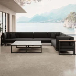Vayla IV – Wohnlandschaft mit Doppeltisch & Ecksofa aus schwarzem Aluminium | Aevora™ Kollektion