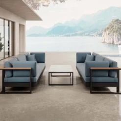 Vayla VI – 2 Dreisitzer & Tisch aus schwarzem Aluminium | Aevora™ Kollektion