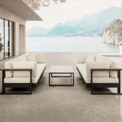 Vayla VI – 2 Dreisitzer & Tisch aus schwarzem Aluminium | Aevora™ Kollektion