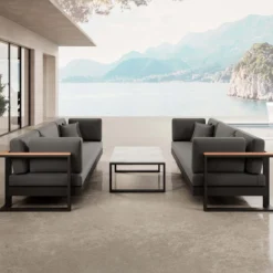 Vayla VI – 2 Dreisitzer & Tisch aus schwarzem Aluminium | Aevora™ Kollektion