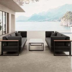 Vayla VI – 2 Dreisitzer & Tisch aus schwarzem Aluminium | Aevora™ Kollektion