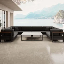 Vayla – Wohnlandschaft in U-Form mit Tisch aus schwarzem Aluminium | Aevora™ Kollektion