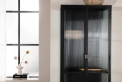 Vitrine Leonie - in Schwarz mit Wellenglas-Optik