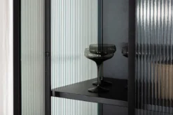 Vitrine Leonie - in Schwarz mit Wellenglas-Optik