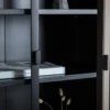 Vitrine Varda - in Schwarz mit Glastüren