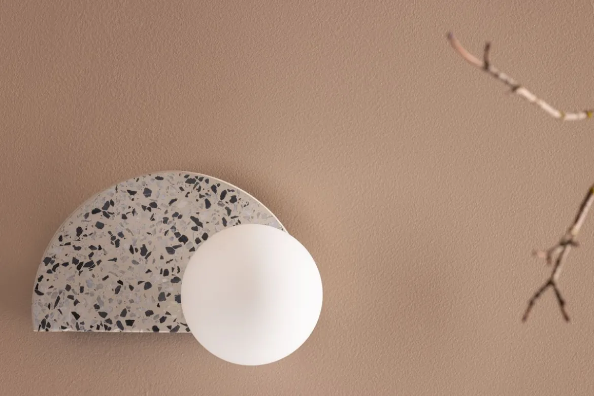 Wandleuchte „Abigail" – Aus Terrazzo mit weißer Glaskuppel