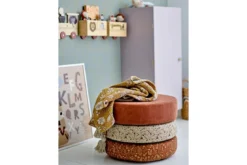 Wandschrank Lana – Violettes Holz-Kabinett mit Messinggriff & Musterfront