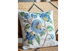 Zierkissen Aoi – Florale Stickerei in Blau