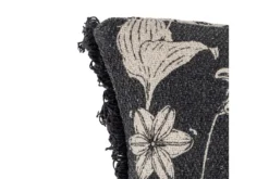 Zierkissen Mari – aus recycelter Baumwolle in Schwarz mit floralem Design